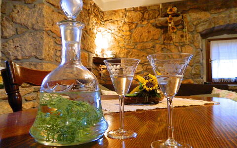 Evići: Barware, Drink, Glass, Room, Wine Glass, Interior Design, Restaurant, Liqueur