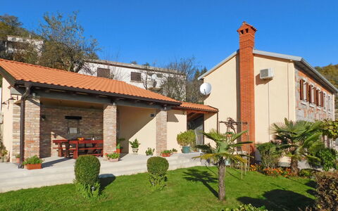 Lea: Plant, Building, Sky, Window, House, Tree, Land Lot, Door, Residential Area, Grass
