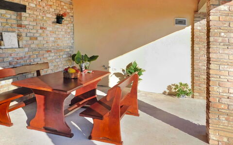 Lea: Table, Plant, Furniture, Building, Wood, Orange, Flooring, Interior Design, Floor, Houseplant