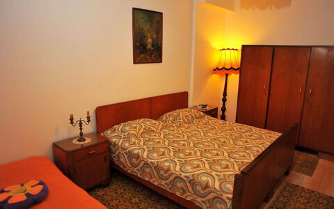 Brač Sutivan 111: Furniture, Building, Comfort, Wood, Picture Frame, Orange, Bed Frame, Lamp, Bed