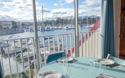 Marinas du Ponant: Cloud, Water, Boat, Tableware, Watercraft, Property, Sky, Azure, Dishware, Table